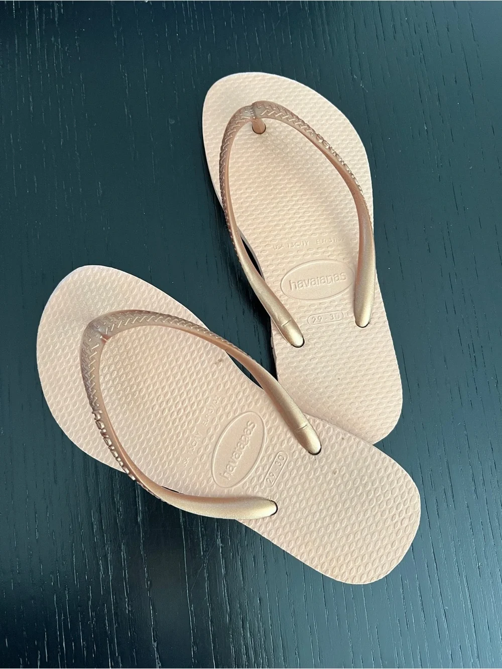 EUC Havaianas Flip Flops Pale Pink with Metallic Rose Gold Straps Kids sz 29/0